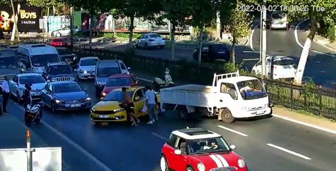 Sarıyer’de İlginç Anlar: Önce Kavga Etti Sonra Kaputun Üstünde Gitti
