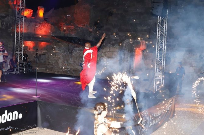 Komedyen Asporaat, Dünya Turnesine Side Antik Tiyatrosu’nda Başladı