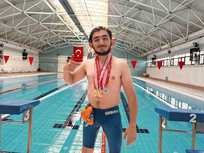 Türkiye Birincilikleri Bulunan Cam Kemik Hastası Yüzücünün Hedefi Dünya Şampiyonluğu