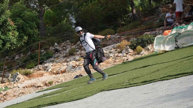 55 Sporcu, 380 Metreden Atlayıp Hedefe Ulaşmaya Çalışıyor