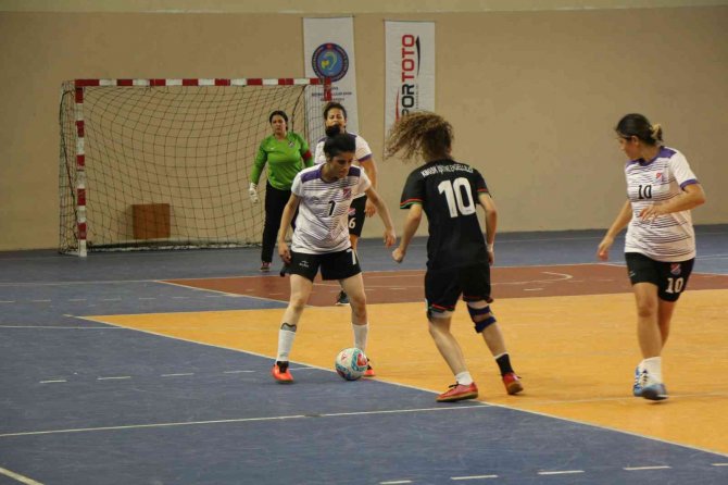 İ̇şitme Engelliler Kadın Futsal Türkiye Şampiyonası Devam Ediyor