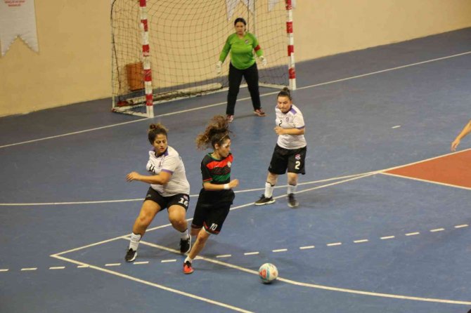 İ̇şitme Engelliler Kadın Futsal Türkiye Şampiyonası Devam Ediyor