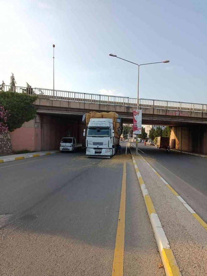 Yalova’da Saman Yüklü Tır Altgeçide Sıkıştı