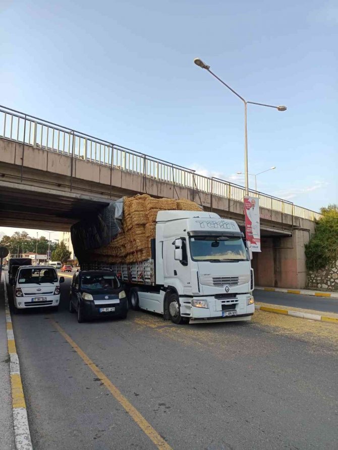 Yalova’da Saman Yüklü Tır Altgeçide Sıkıştı