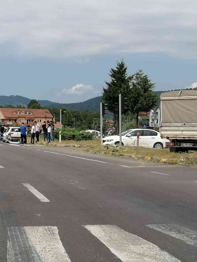 Kavşakta Trafik Kazası: 1 Yaralı