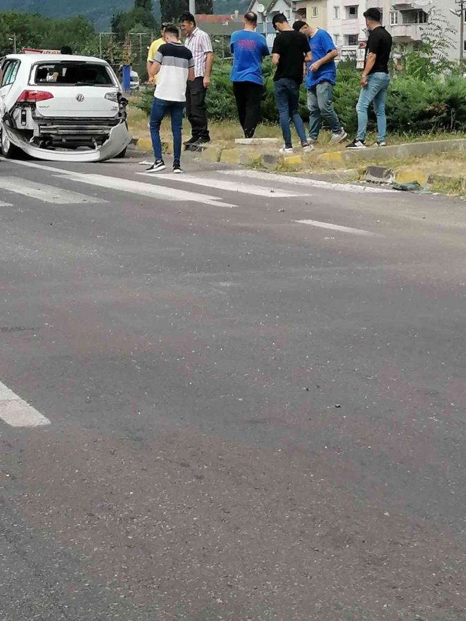 Kavşakta Trafik Kazası: 1 Yaralı