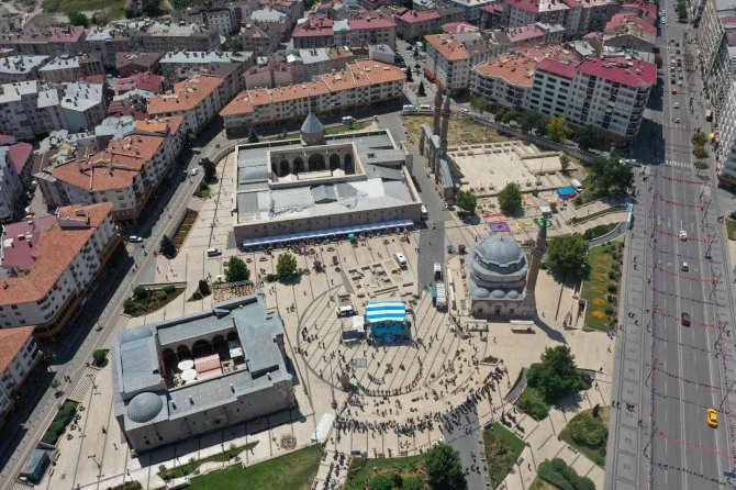 Gardaşlık Festivali Kortejinde En Çok Dikkati Klasik Otomobiller Çekti