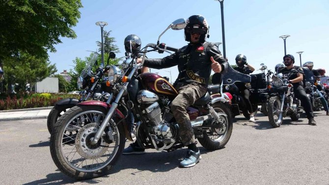 Gardaşlık Festivali Kortejinde En Çok Dikkati Klasik Otomobiller Çekti