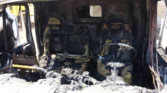 Yaşı Küçük Çocuklar İki Ambulansı Yaktı