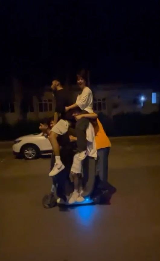 Elektrikli Scootere 2’si Omuzda 6 Kişi Bindiler
