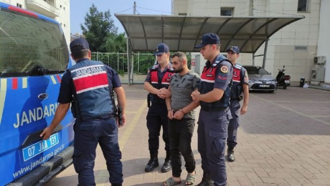 Kötü İşçilik Nedeniyle Tartıştığı Arkadaşını Sopa Ve Bıçakla Öldürdü