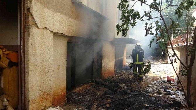 Antalya’da Sürekli Yangın Çıkan Metruk Bina Mahalle Halkını İsyan Ettirdi