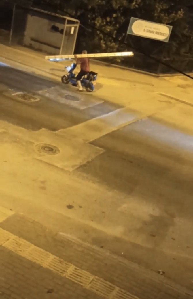 3 Metrelik Merdiveni Motosikletle Taşımaya Çalıştı