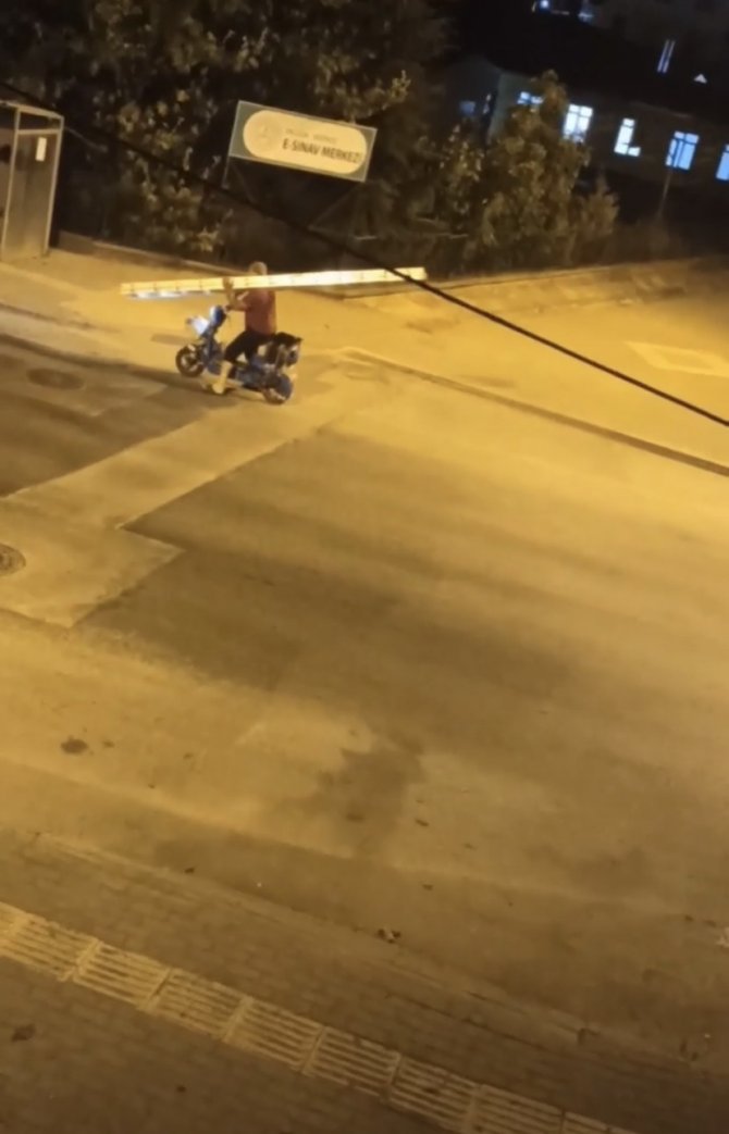 3 Metrelik Merdiveni Motosikletle Taşımaya Çalıştı