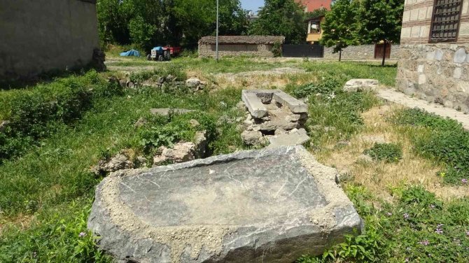 İ̇znik’te Osmanlı’ya Ait Mezar Kalıntıları Gizemini Koruyor