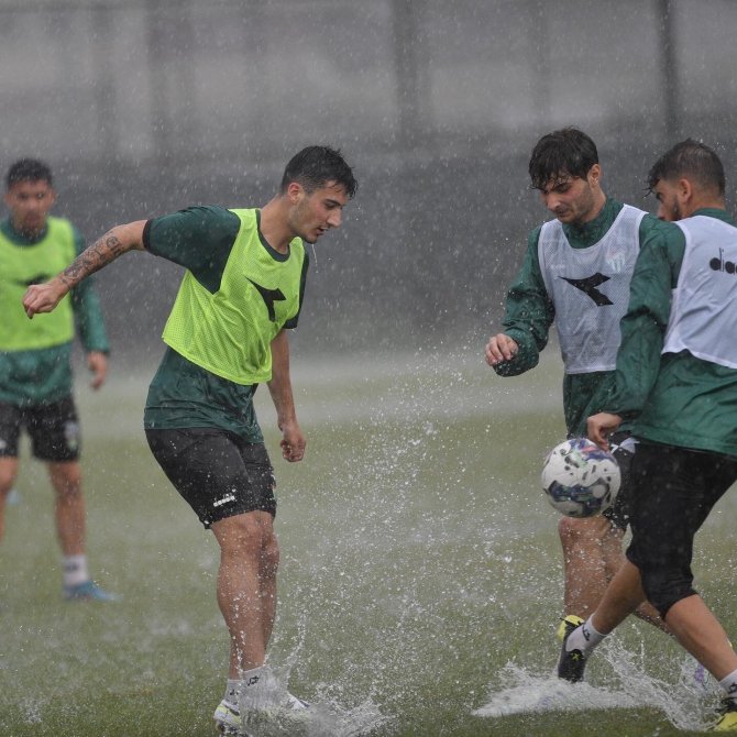 Bursaspor Yağmur Altında Çalıştı