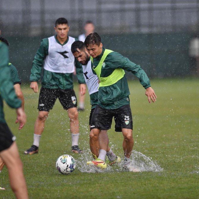 Bursaspor Yağmur Altında Çalıştı