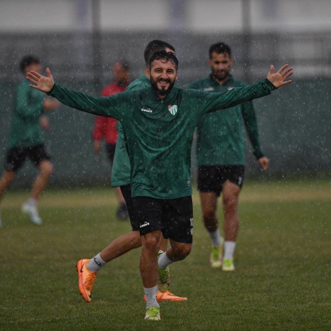 Bursaspor Yağmur Altında Çalıştı