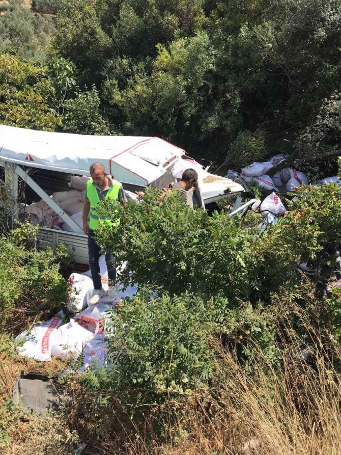 Çanakkale’de Kamyon Şarampole Uçtu: 2 Yaralı