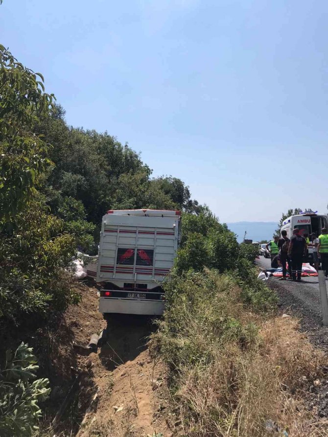Çanakkale’de Kamyon Şarampole Uçtu: 2 Yaralı