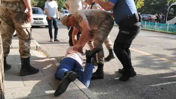 Kendine Ve Çevreye Zarar Veren Şahsı Kelepçeleyerek Kontrol Altına Aldılar