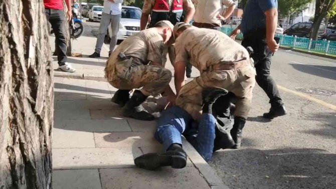 Kendine Ve Çevreye Zarar Veren Şahsı Kelepçeleyerek Kontrol Altına Aldılar