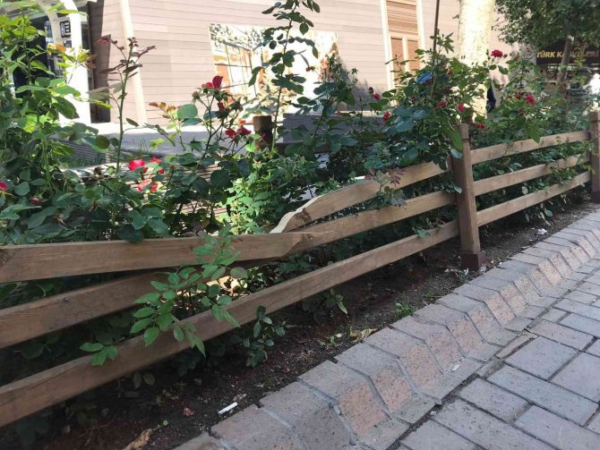 Kırılmış Çitler Hamamyolu’nda Görüntü Kirliliğine Sebep Oluyor