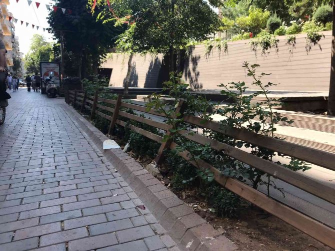 Kırılmış Çitler Hamamyolu’nda Görüntü Kirliliğine Sebep Oluyor