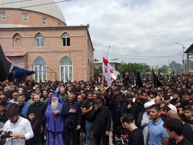 Gürcistan’da ’Tasua Yürüyüşü’ne Binlerce Kişi Katıldı