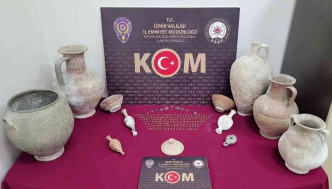 Tarihi Eser Kaçakçılarının Aracında Nadide Eserler Ele Geçirildi