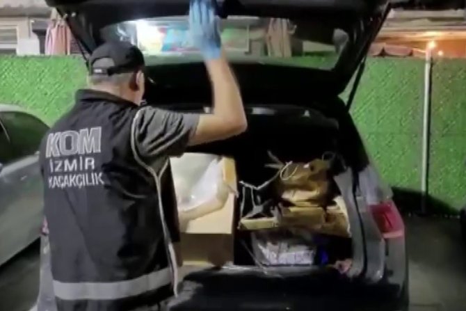 Tarihi Eser Kaçakçılarının Aracında Nadide Eserler Ele Geçirildi