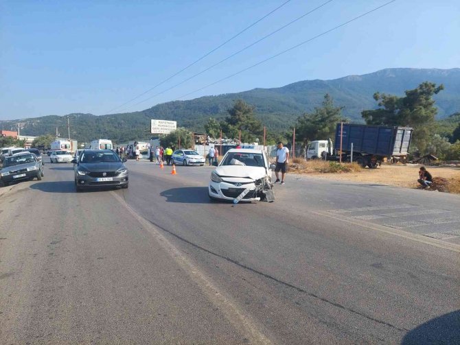 İ̇zmir’de Yolcu Minibüsü İle Otomobil Çarpıştı: 5 Yaralı
