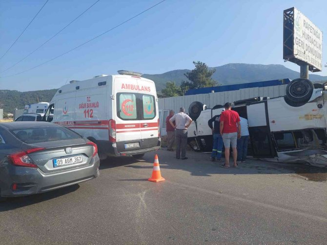 İ̇zmir’de Yolcu Minibüsü İle Otomobil Çarpıştı: 5 Yaralı