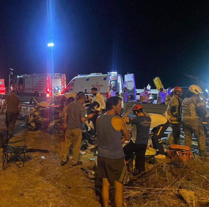İ̇zmir’de Trafik Kazası: 1 Ölü, 4 Yaralı