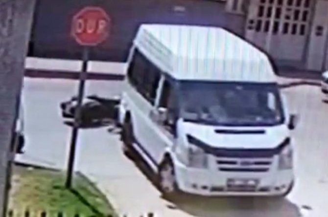 Motosiklet Düğün Konvoyundaki Minibüse Çarptı: 1 Yaralı