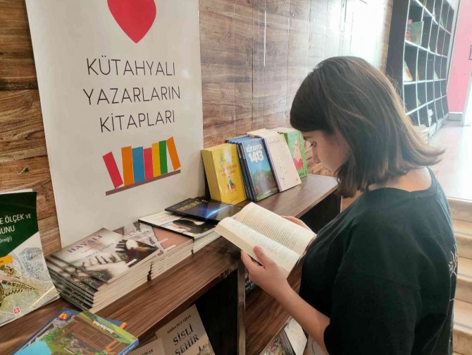 Kitapçıda ’Kütahyalı Yazarlar’ Rafı