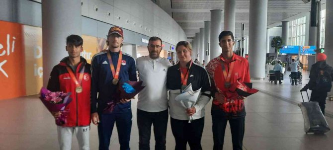 U20 Milli Takımı Çiçeklerle Karşılandı