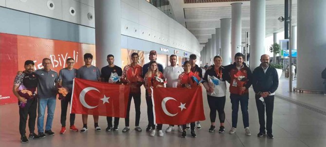 U20 Milli Takımı Çiçeklerle Karşılandı