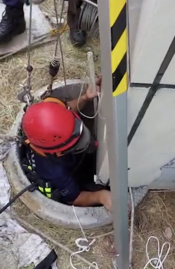 Maltepe’de Kuyuya Düşen Kediyi İtfaiye Ekipleri Kurtardı