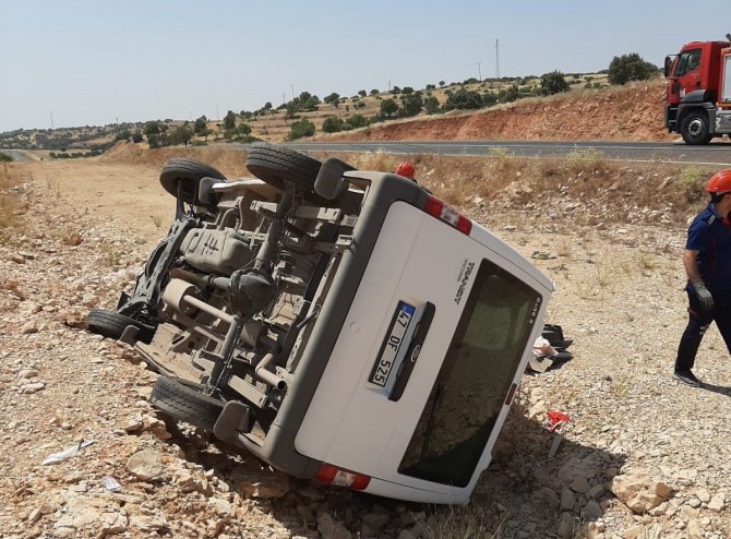 Mardin’de Minibüs Şarampole Yuvarlandı: 2 Yaralı