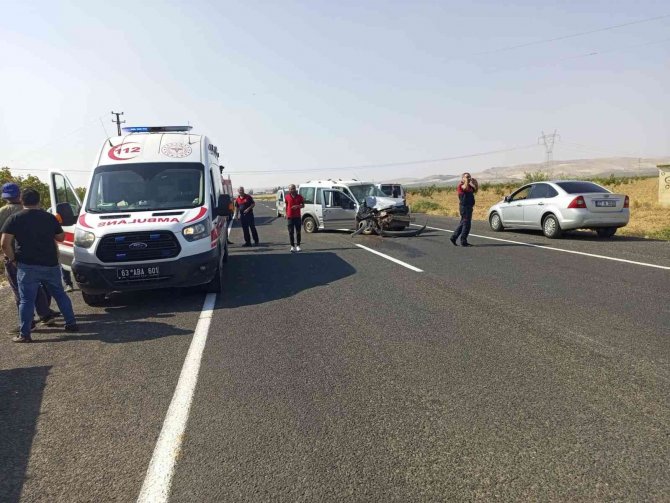 Şanlıurfa’da Hafif Ticari Araç Traktöre Çarptı: 2 Yaralı
