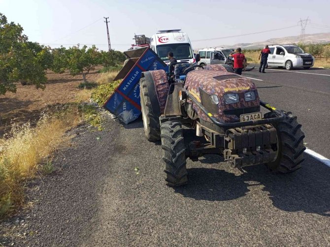 Şanlıurfa’da Hafif Ticari Araç Traktöre Çarptı: 2 Yaralı
