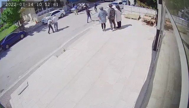 Ağabeyi, Kardeşi Ve Yeğenleri Tarafından Cadde Ortasında Sopayla Darp Edildi