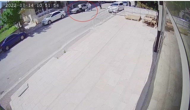 Ağabeyi, Kardeşi Ve Yeğenleri Tarafından Cadde Ortasında Sopayla Darp Edildi