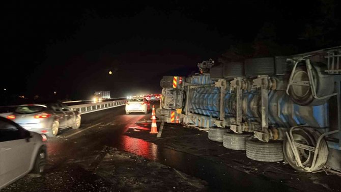 Tem Otoyolunda Tır Devrildi, Yol Trafiğe Kapatıldı