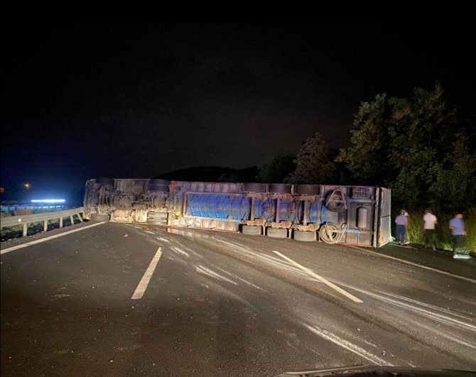 Tem Otoyolunda Tır Devrildi, Yol Trafiğe Kapatıldı