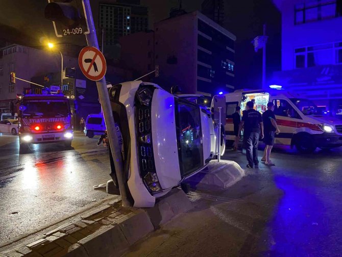 Ümraniye’de İki Otomobil Çarpıştı: 2 Yaralı