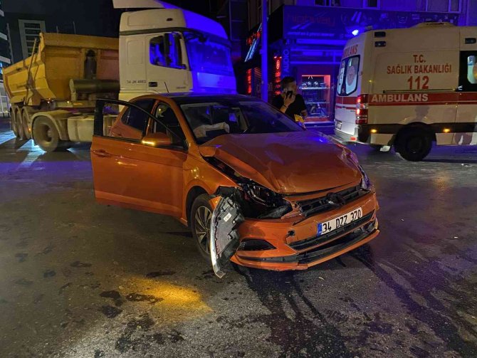 Ümraniye’de İki Otomobil Çarpıştı: 2 Yaralı