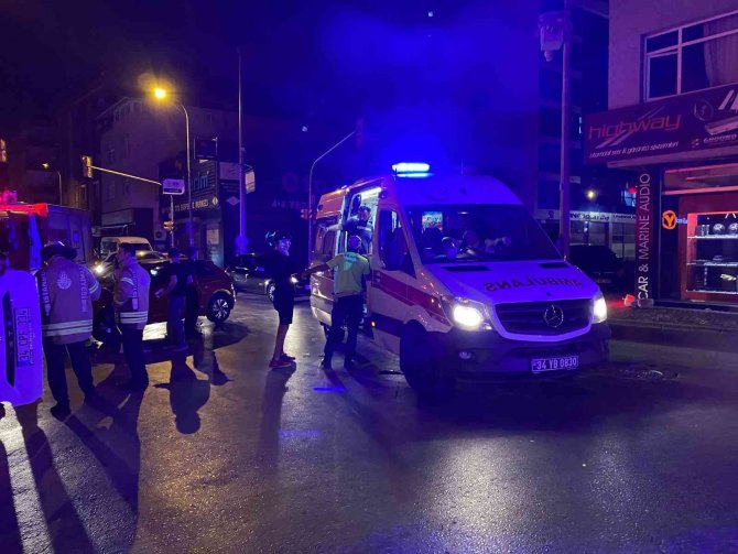 Ümraniye’de İki Otomobil Çarpıştı: 2 Yaralı