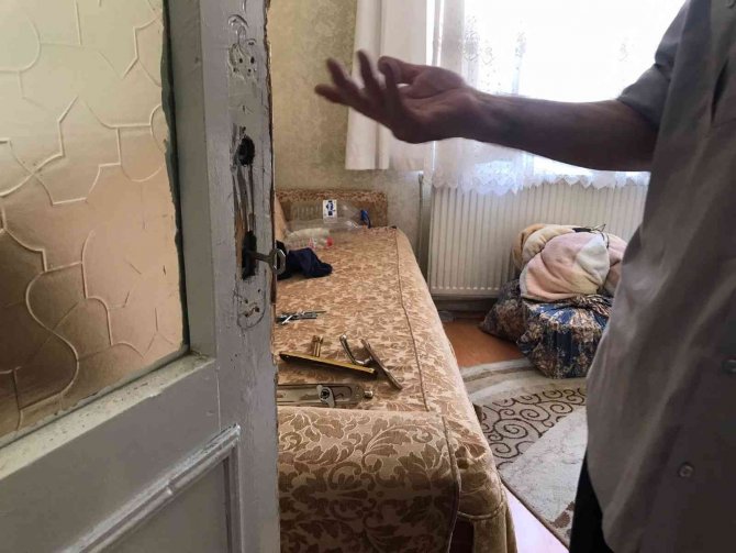 3 Gündür Odada Mahsur Kalan Yaşlı Adamın İmdadına Önce Komşusu Sonra Ekipler Yetişti
